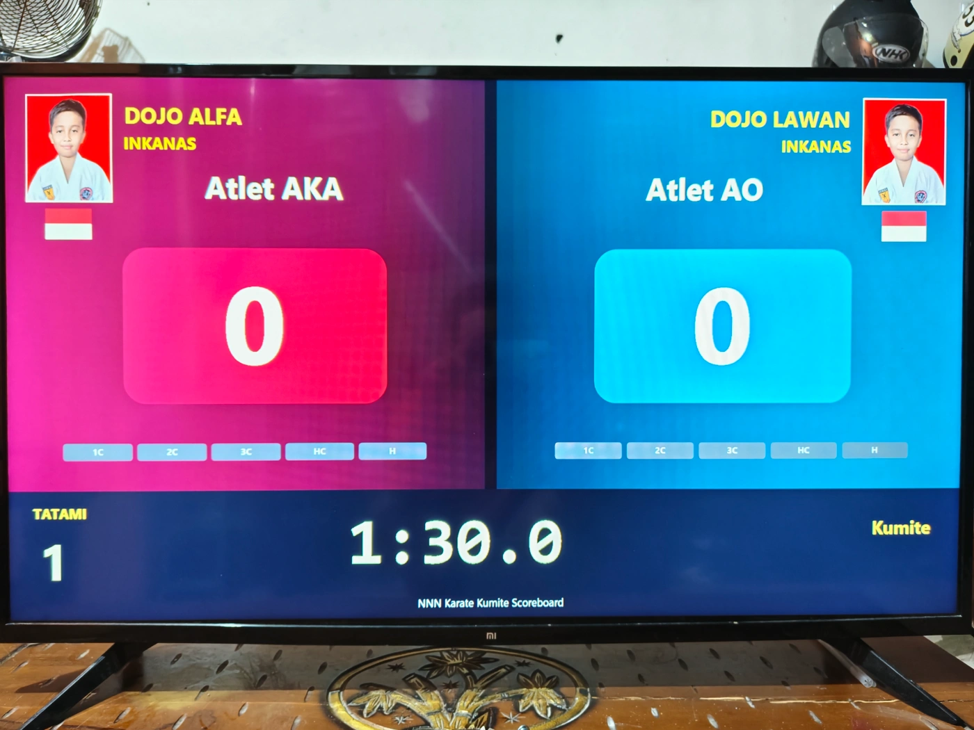 Tampilan Aplikasi Papan Skor Kumite Karate pada laptop dan layar pertandingan