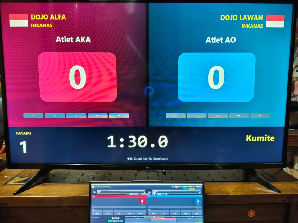 Aplikasi papan skor karate Kumite tampil di TV dengan laptop operator
