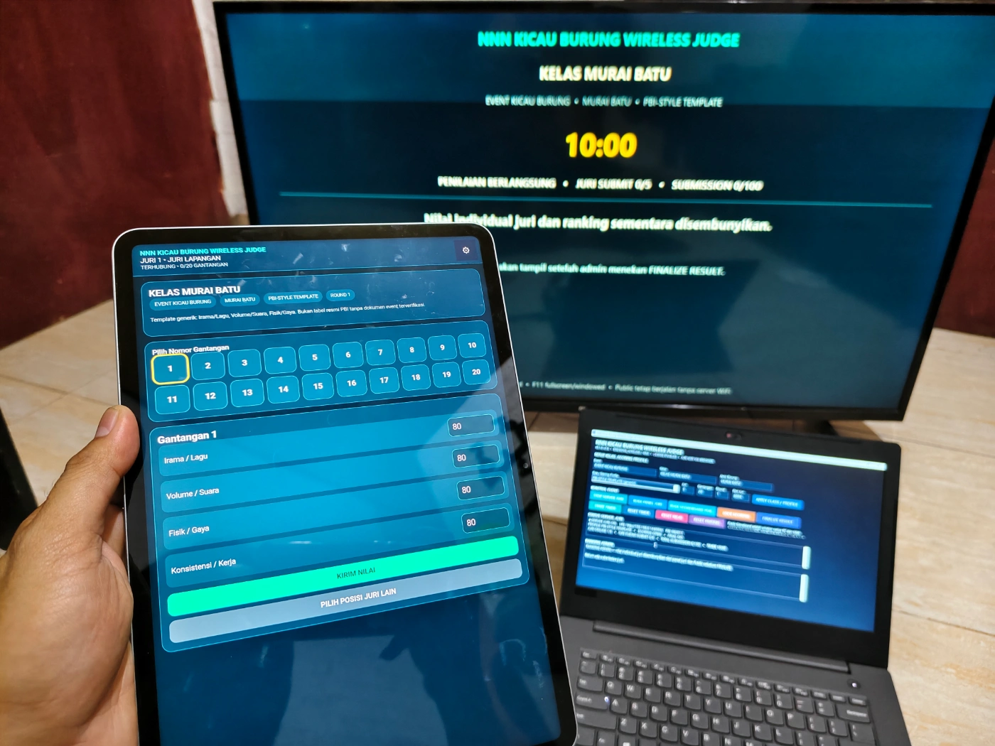 Aplikasi penjurian kicau burung Juri WiFi dengan laptop admin panel browser juri HP dan Public Scoreboard pada TV