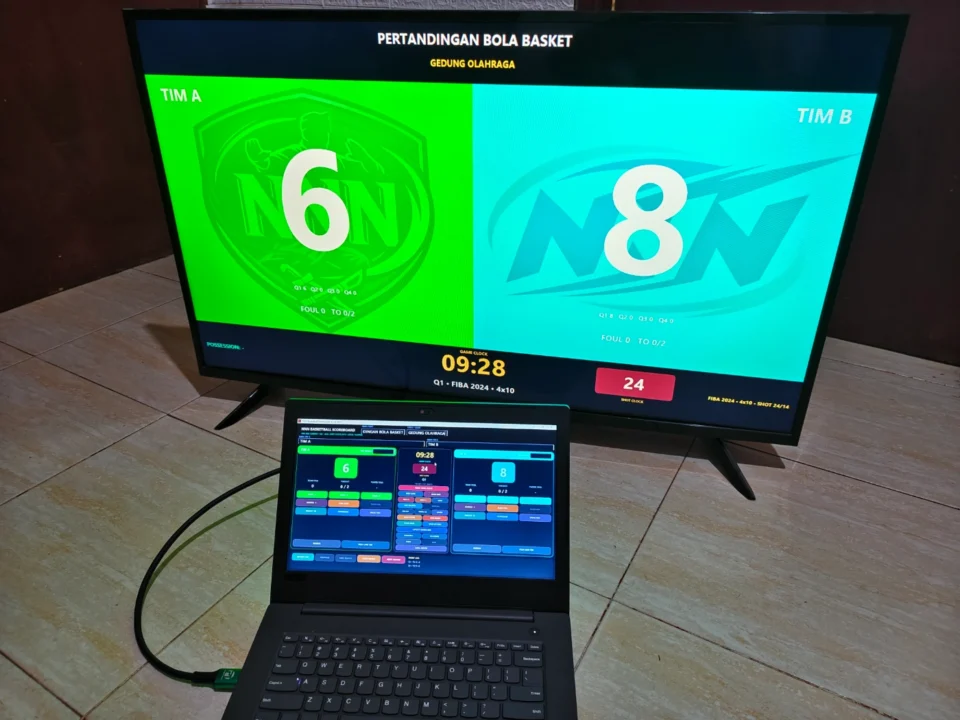 Papan skor Bola Basket digital digunakan operator dengan shot clock dan tampilan TV