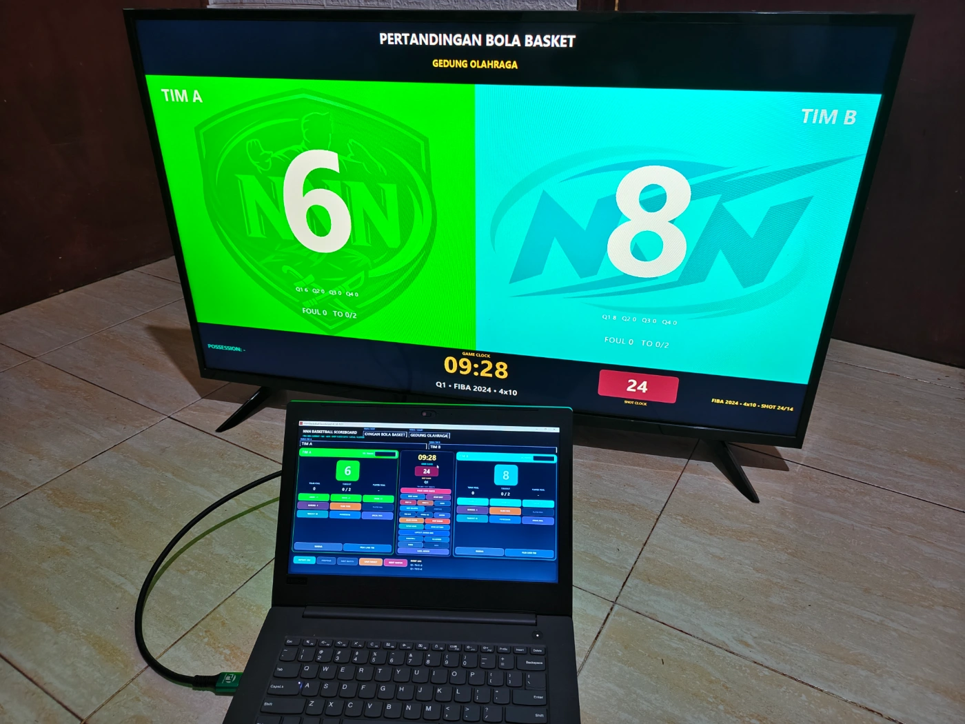 Papan skor Bola Basket digital digunakan operator dengan shot clock dan tampilan TV