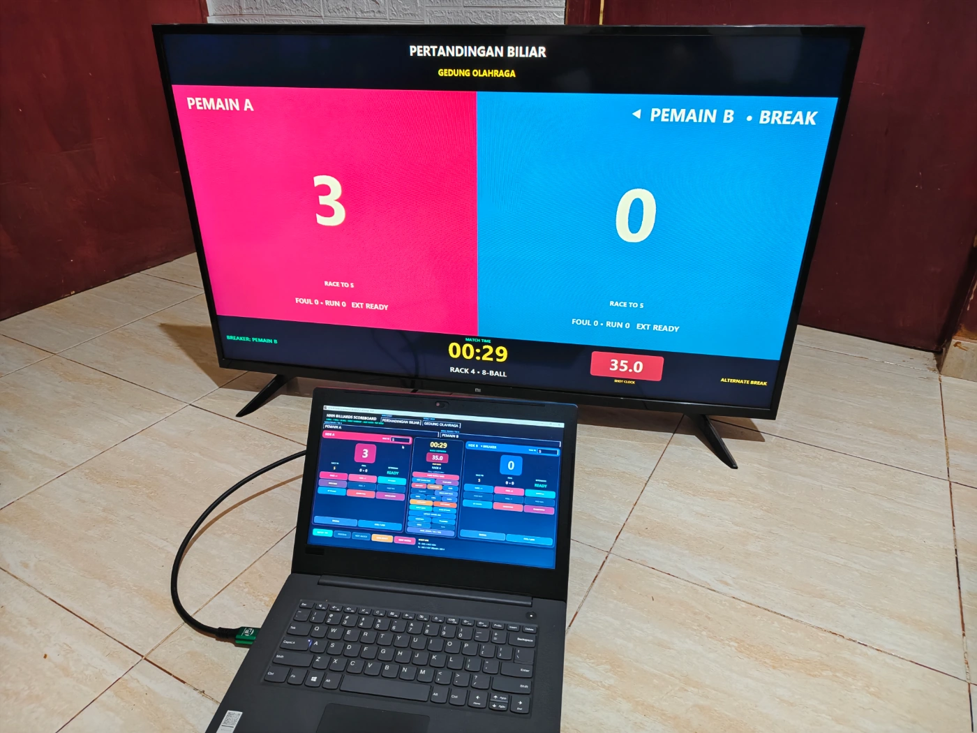Papan skor Biliar digital digunakan operator dengan tampilan TV atau monitor publik