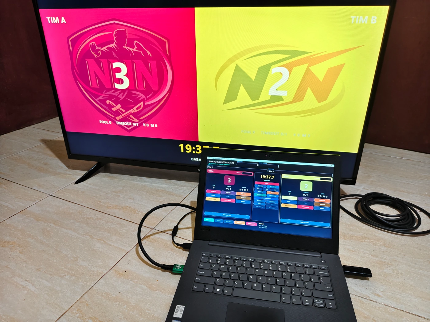 Papan skor Futsal digital digunakan operator dengan tampilan TV atau monitor publik