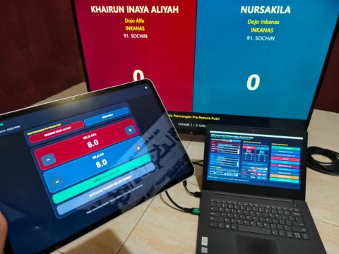 Sistem penilaian Kata wireless dengan laptop operator HP juri dan scoreboard TV