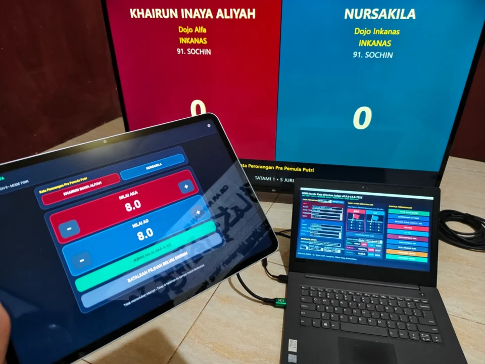 Sistem penilaian Kata wireless dengan laptop operator HP juri dan scoreboard TV