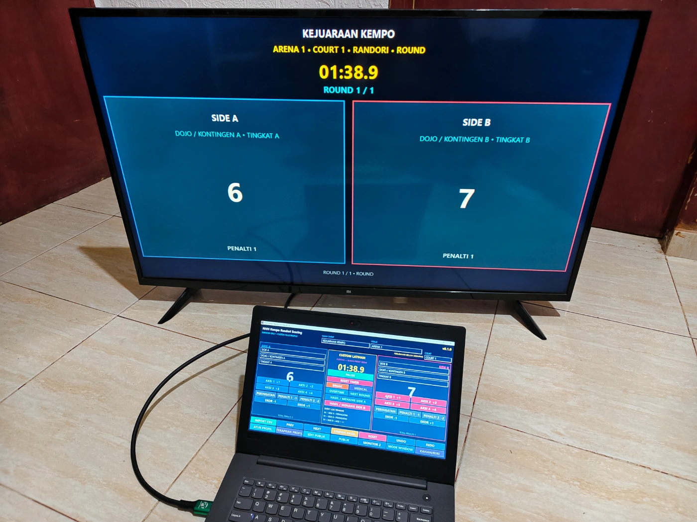 Papan skor Kempo Randori digital digunakan operator dengan tampilan public scoreboard pada TV