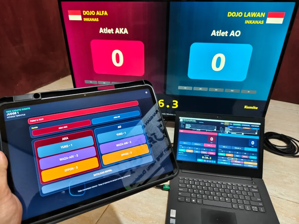Beberapa juri Kumite menggunakan HP dan tablet pada jaringan WiFi lokal