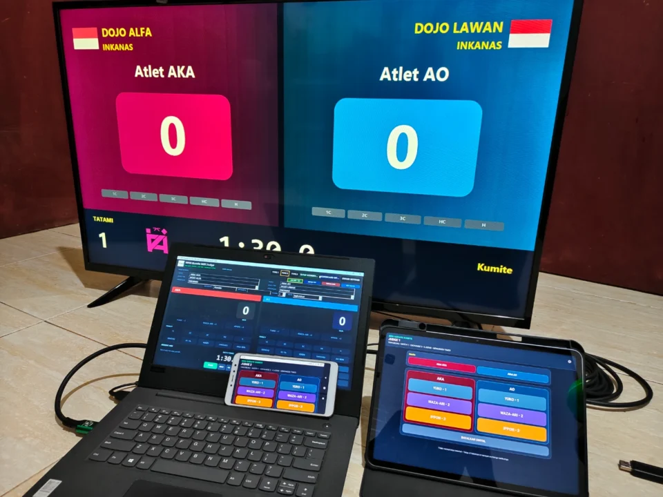 Sistem juri Kumite melalui HP dan browser dengan papan skor digital pada TV