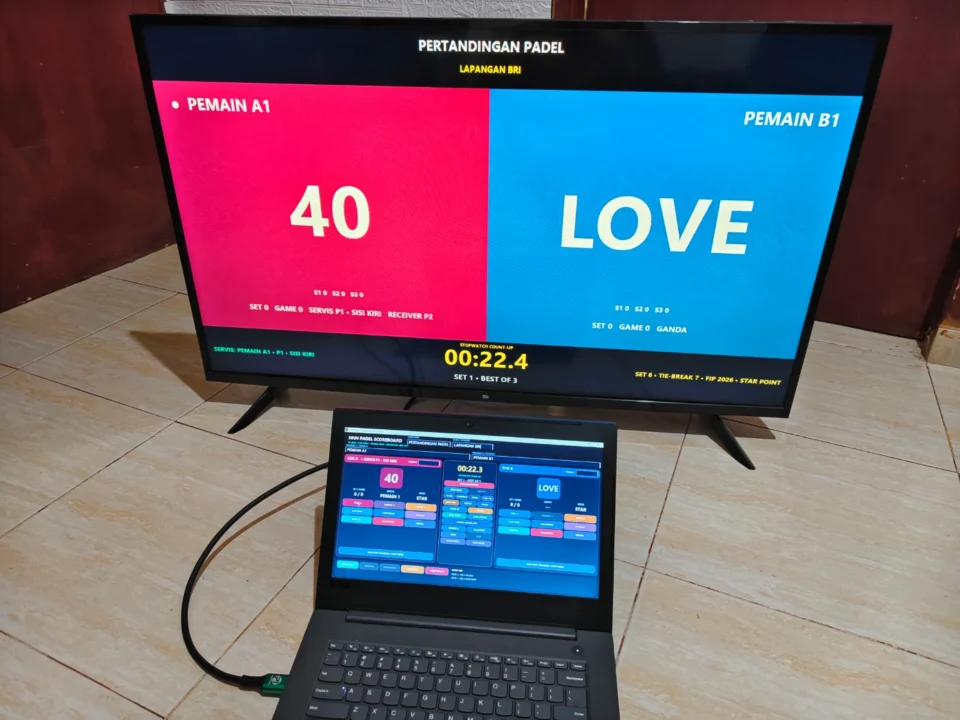 Papan skor Padel digital digunakan operator dengan tampilan TV atau monitor publik