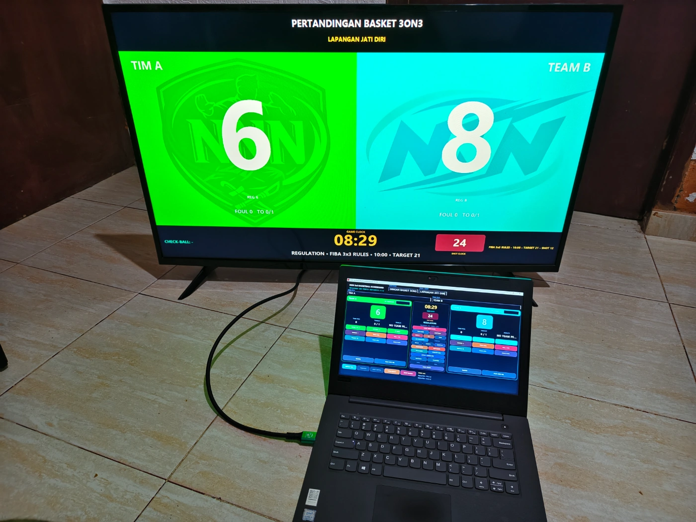 Papan skor Basket 3x3 digital digunakan operator dengan game clock shot clock dan public scoreboard pada TV