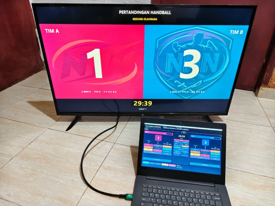 Papan skor Handball atau Bola Tangan digital digunakan operator dengan public scoreboard pada TV