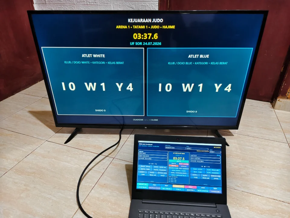 Papan skor Judo digital digunakan operator dengan public scoreboard pada TV