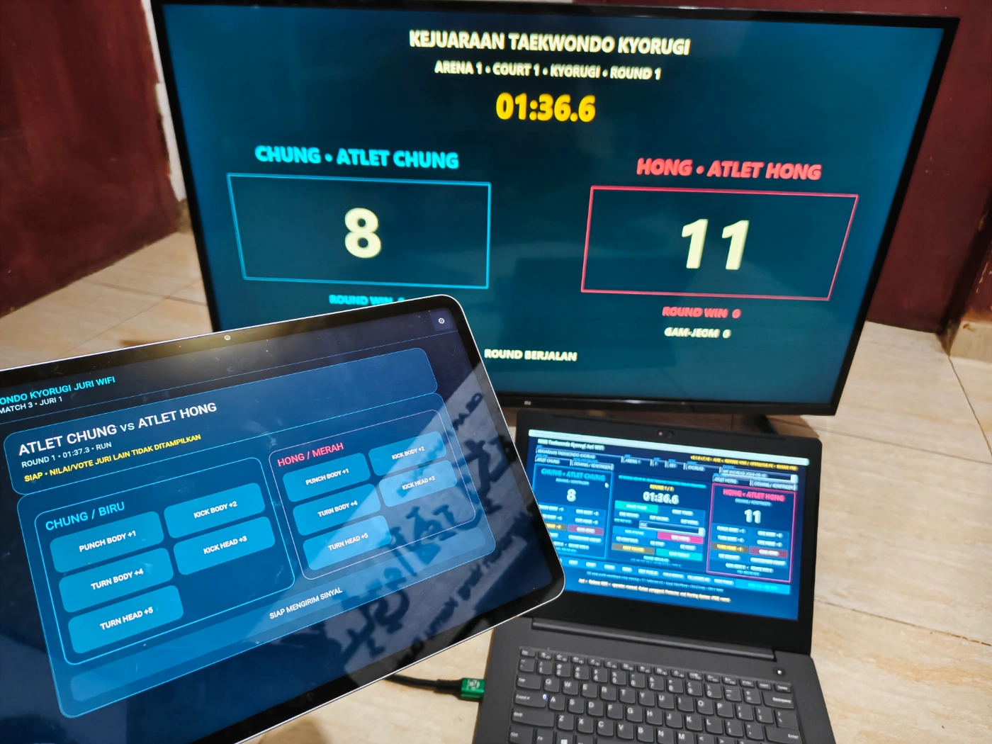 Papan skor Taekwondo Kyorugi Juri WiFi digunakan dengan laptop operator panel juri HP dan TV