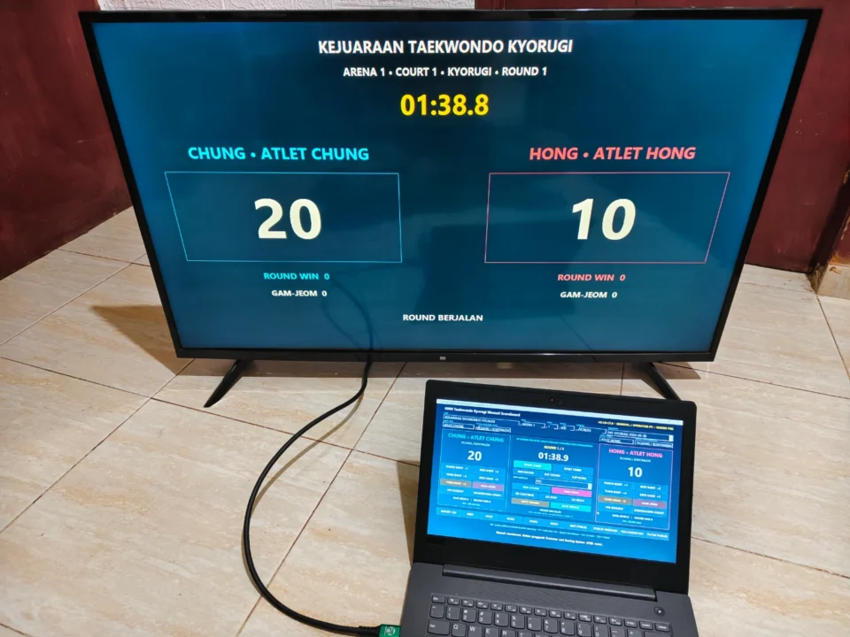 Papan skor Taekwondo Kyorugi digital digunakan operator dengan public scoreboard pada TV