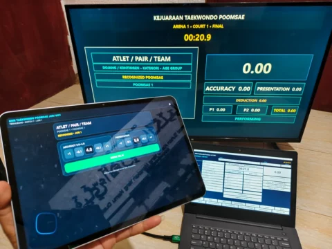 Papan skor Taekwondo Poomsae Juri WiFi digunakan dengan laptop operator panel juri HP dan TV
