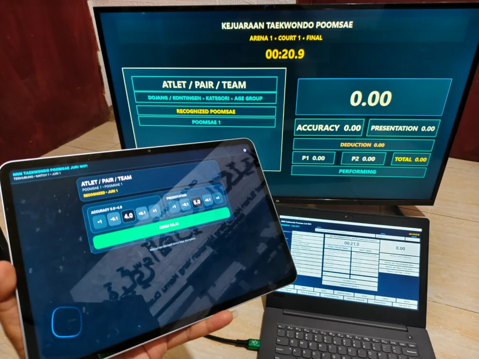 Papan skor Taekwondo Poomsae Juri WiFi digunakan dengan laptop operator panel juri HP dan TV