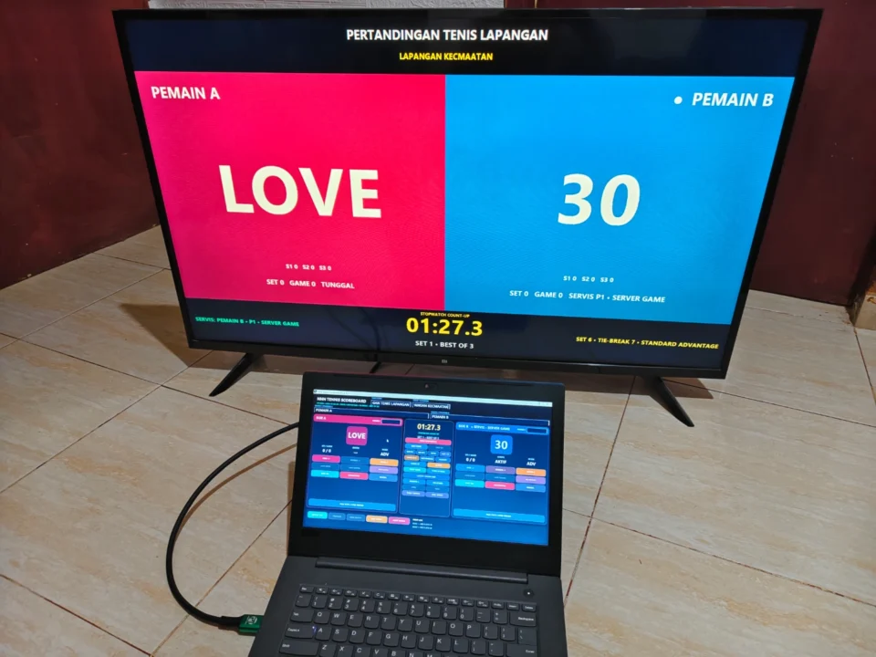 Papan skor Tenis Lapangan digital digunakan operator dengan tampilan TV atau monitor publik